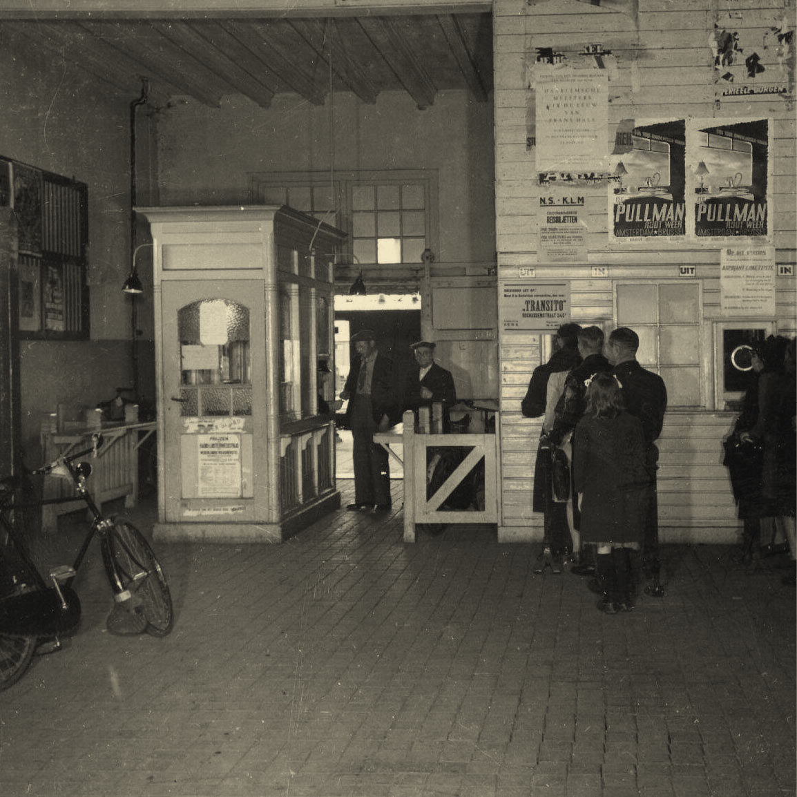Tijdelijk station Nijmegen, met affiches, 1945-1946 | Fotograaf onbekend