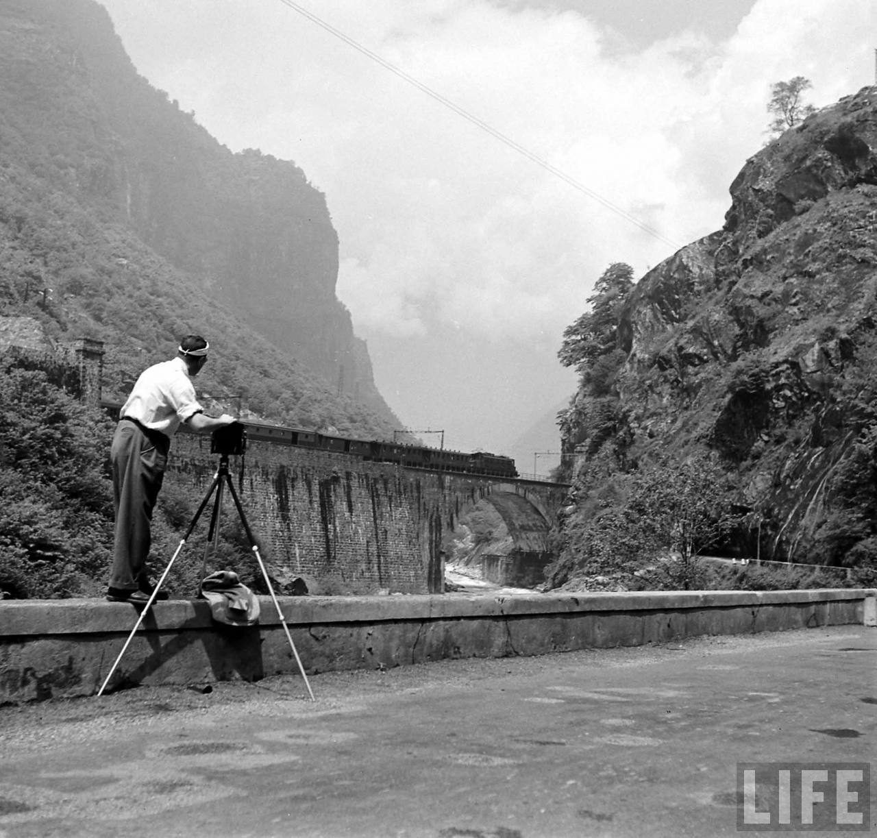 Jack Birns fotografeert het viaduct bij Varzo | Foto: Roy Rowan, 1950
