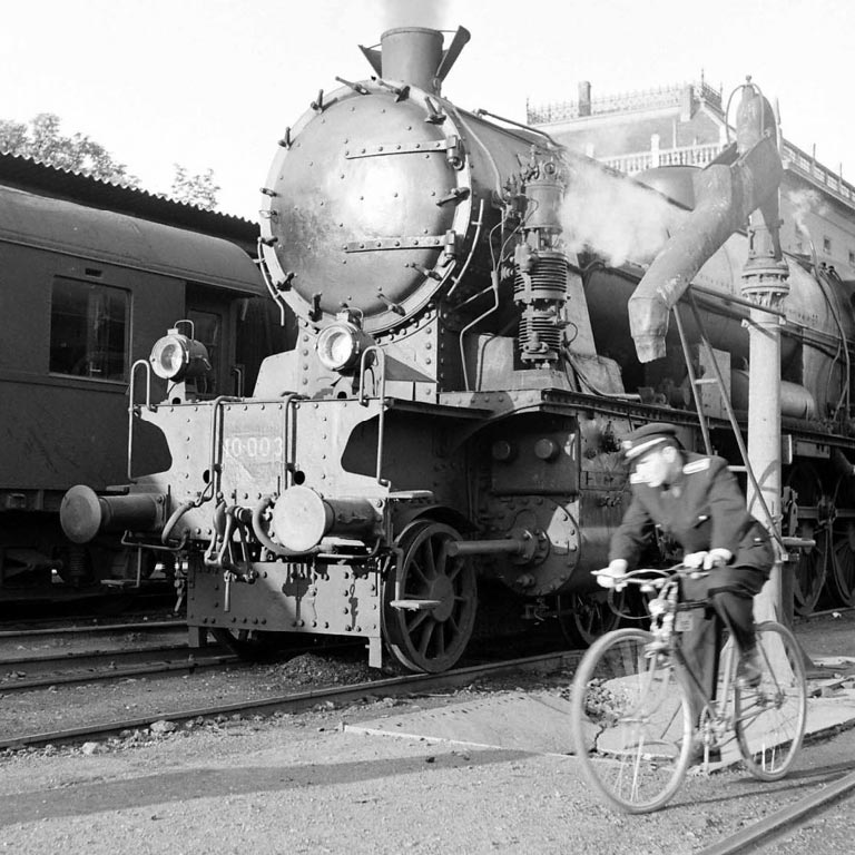 Locomotief JDŽ 10-003 in Zagreb | Foto: Jack Birns, 1950