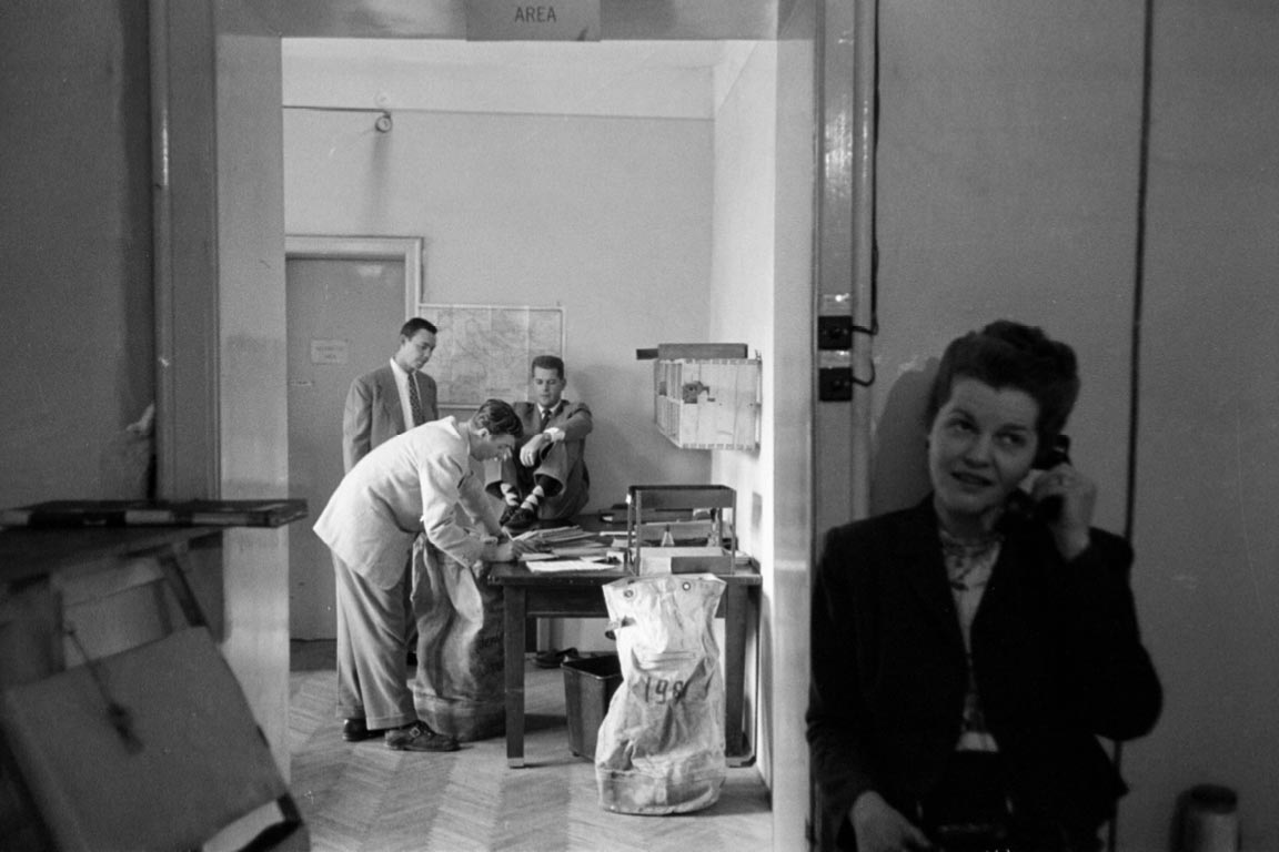 Koeriers en medewerkers VS-ambassade in Belgrado | Foto: Jack Birns, 1950