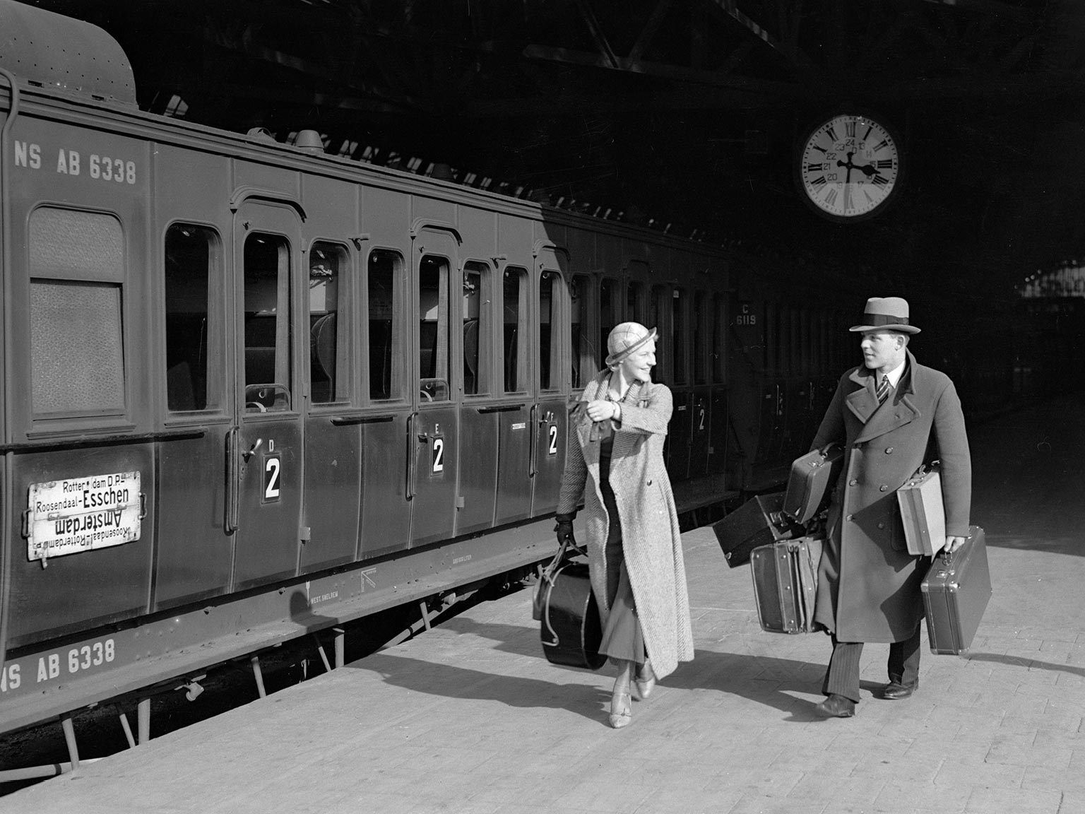 Fotomodellen Waldschmidt en Sandhaus bij coupérijtuig, Amsterdam CS, 1932 | Foto: Willem van de Poll/Nationaal Archief CC-BY-SA