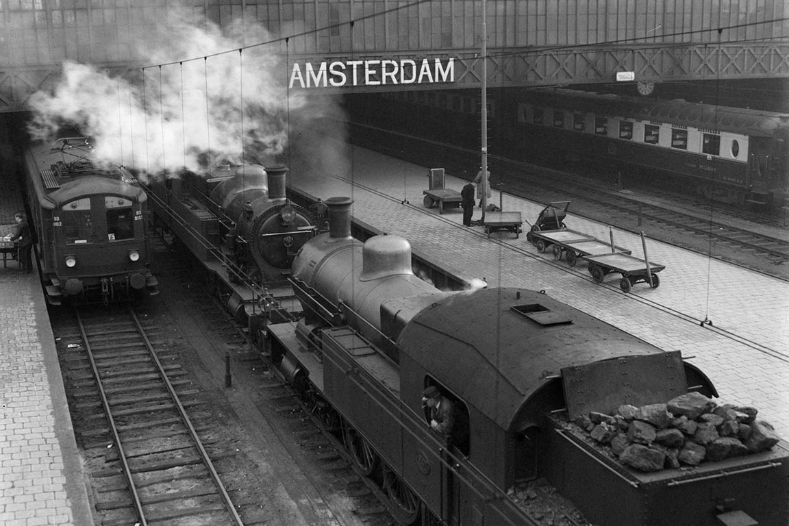 Locomotieven van de serie 6100, Amsterdam CS, 1932 | Foto: Willem van de Poll/Nationaal Archief CC-BY-SA