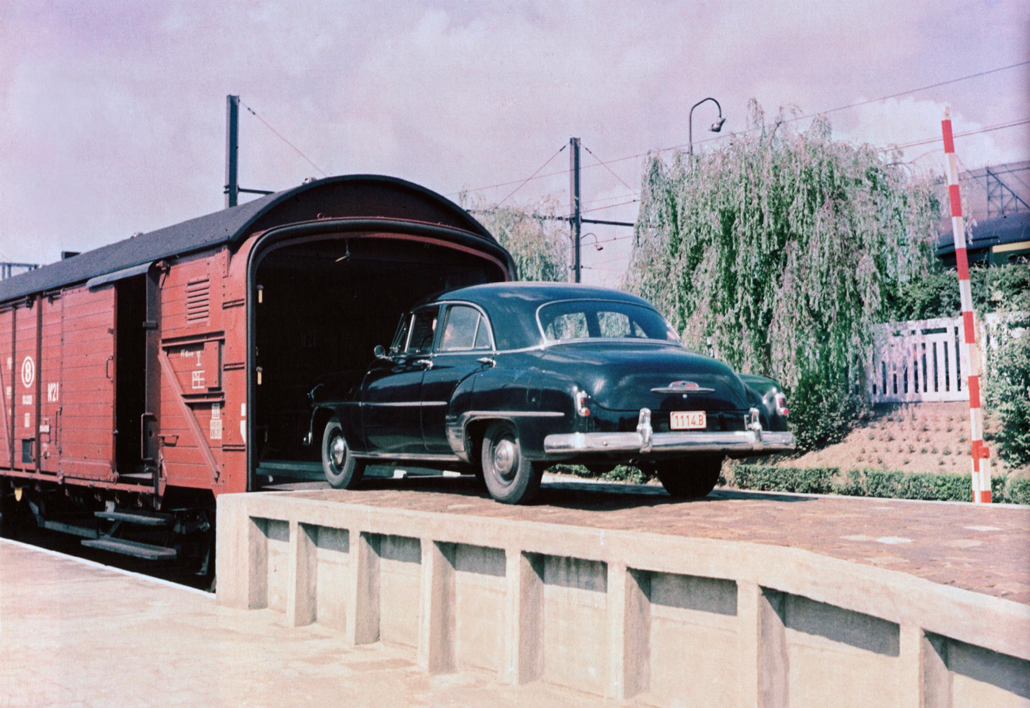Car loading. Sleeper автомобиль. Двухэтажный трейлер 1956. Sleeping car Railway. Chipin around 1960.